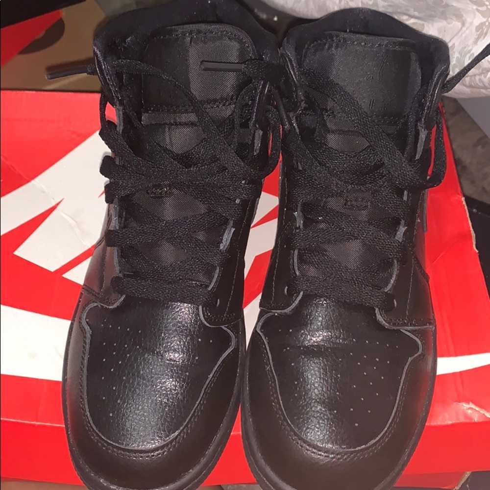 Jordan 1s mid black